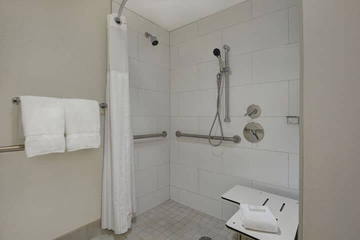 Room 32 of 66